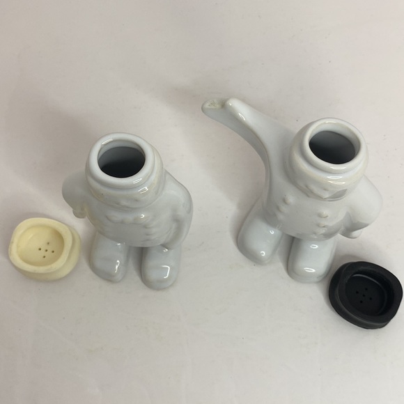 Salt and Pepper Shakers Hugging Chefs - Picture 12 of 15